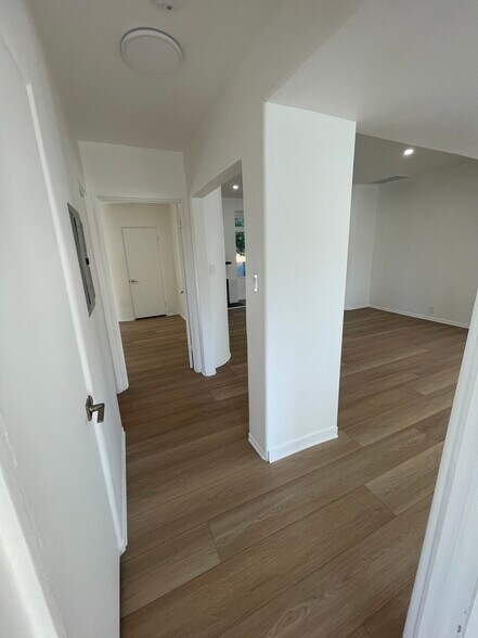 Building Photo - 3043 Hollycrest Dr