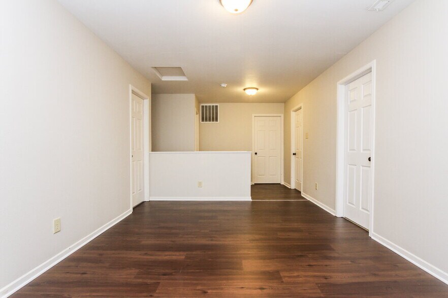 Building Photo - 1351 Brooks Dr