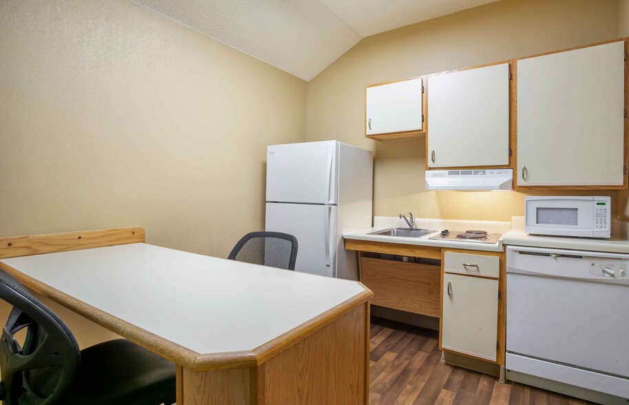 Building Photo - Furnished Studio-Charleston - Airport