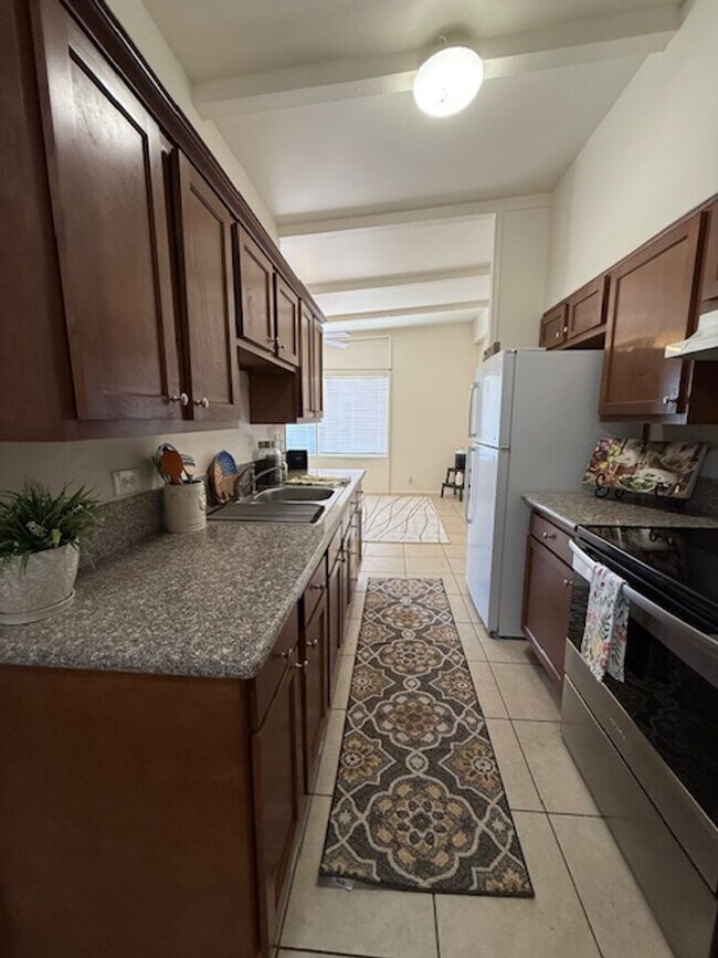 Building Photo - Freshly Updated 2 Bed / 1 Bath Apartment in Glendale!