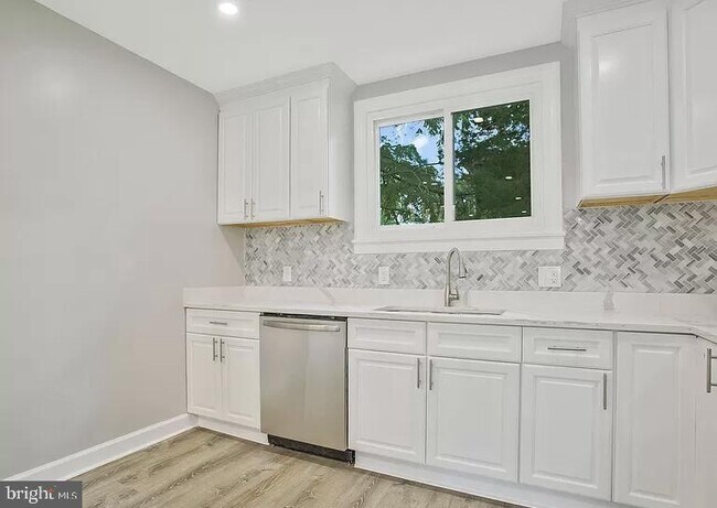 Building Photo - 8700 Maple Ave