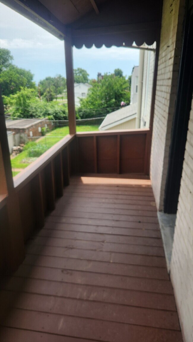 Building Photo - "Spacious 5-Bedroom Gem with 2 Full Baths in St. Louis – Your Ideal Family Home Awaits!"