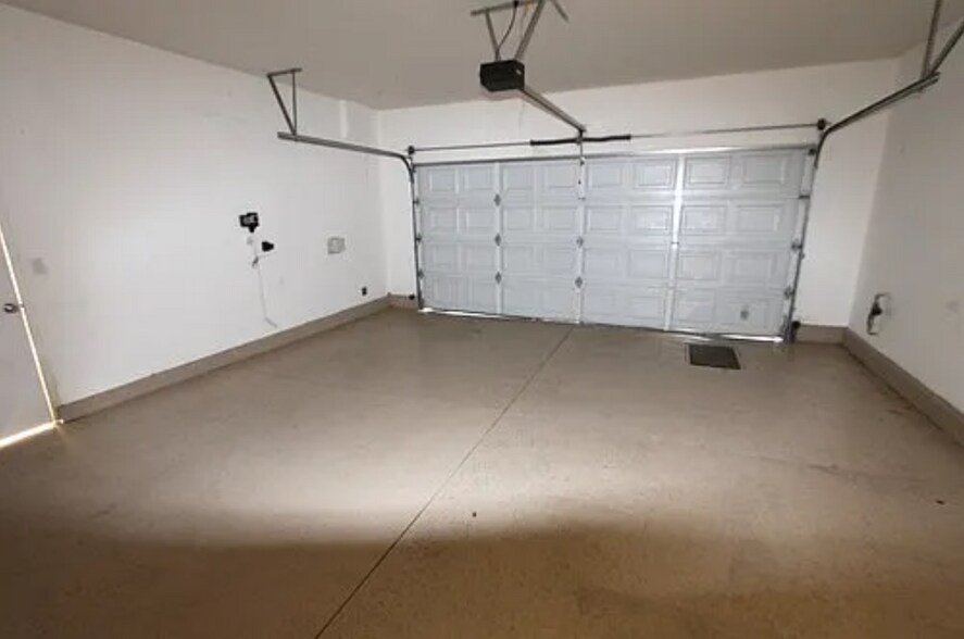 Building Photo - 40269 Miklich Dr