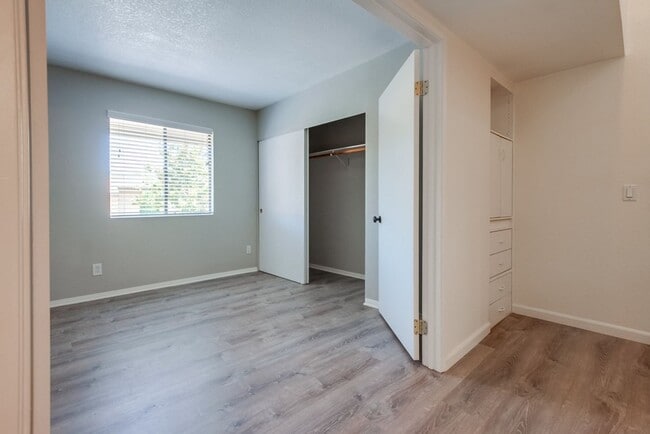 Building Photo - Downtown Vista Townhome, Available Now!