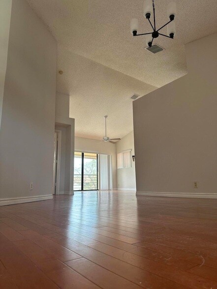 Building Photo - 21 Via de Casas Sur Via