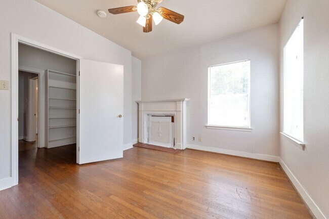 Building Photo - UT PRE-LEASE: 4 bed / 2 bath North Campus ...
