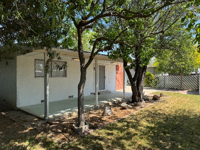 Building Photo - 526 Beverly Dr