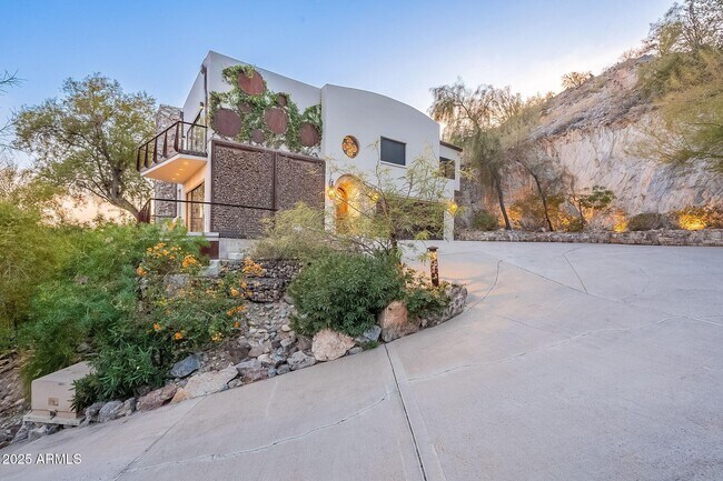 Building Photo - 7044 N Hillside Dr