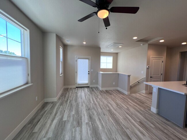 Building Photo - Charming & NEW! 2/2/2 Townhome in Gardnerv...