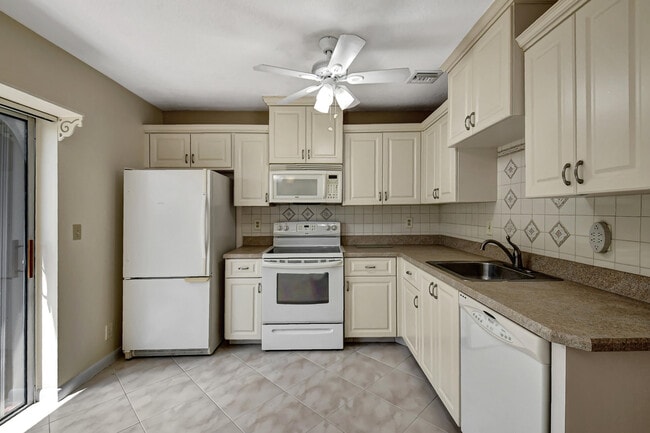 Building Photo - 15792 Philodendron Cir