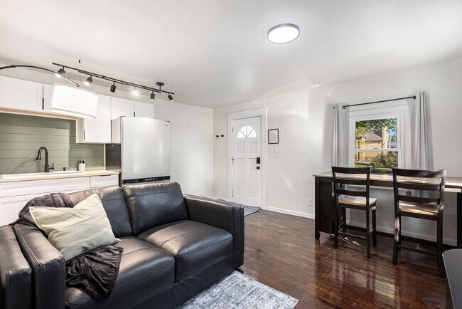 Building Photo - 37 Gold Ave NW