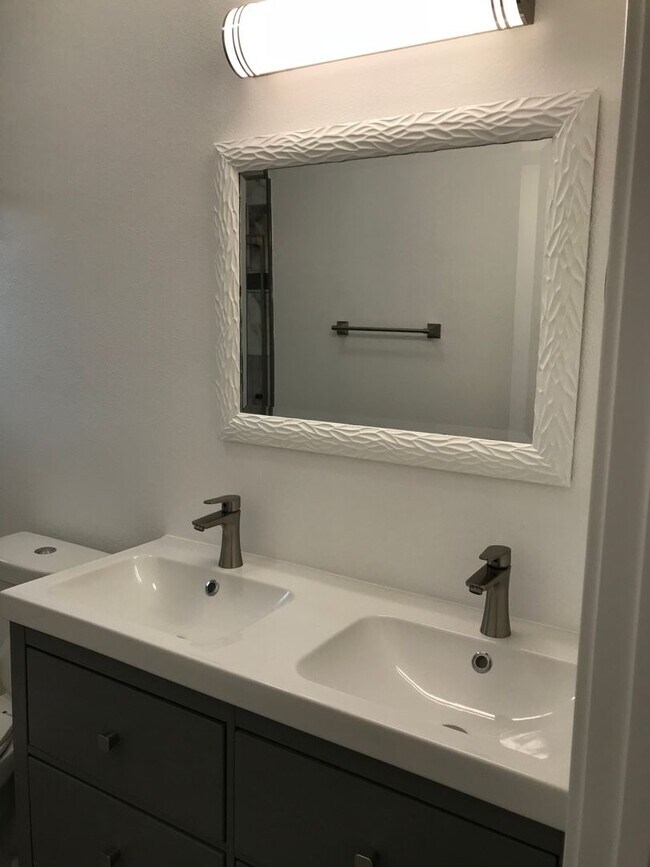 Building Photo - 3 bedroom updated Townhome