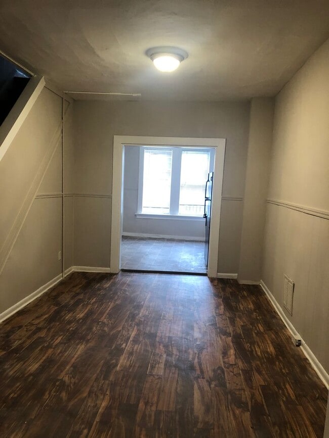 Building Photo - 2 Bedroom 1 Bath with Den Townhouse in Baltimore City