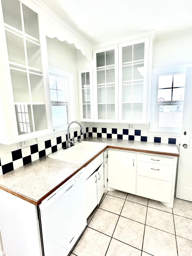 Building Photo - 715 NE Spitzenburg St