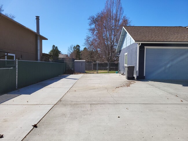 Building Photo - 1872 Alder Ave