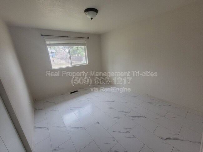 Building Photo - 3704 S Vancouver St