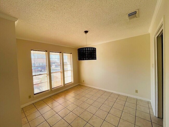 Building Photo - 2206 Kenbridge Dr