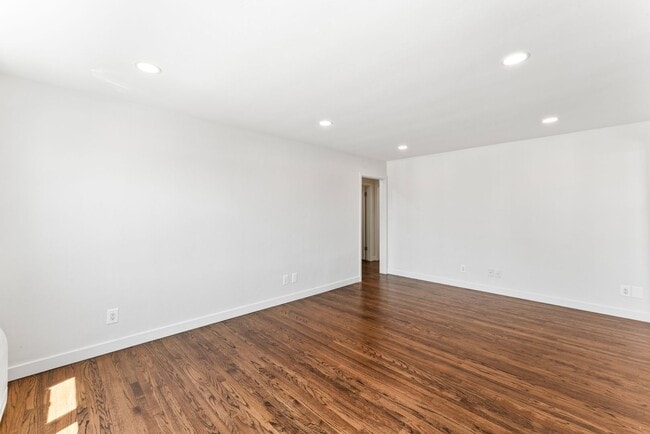 Building Photo - Nicely Remodeled 3 Bed 2 Bath in West Chul...