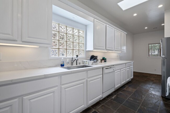 Building Photo - One bedroom home available now in prime So...