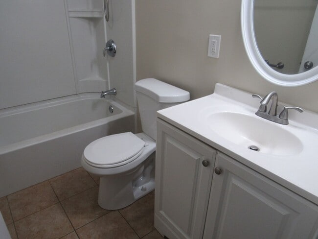Building Photo - Londonderry Garden Condo- Available NOW!