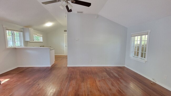 Building Photo - Charming Cottage Style 2 bed/1 bath Home N...