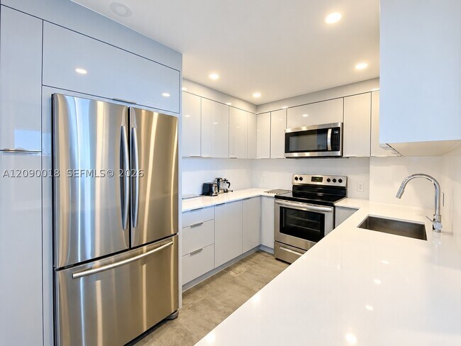 Building Photo - 100 Bayview Dr