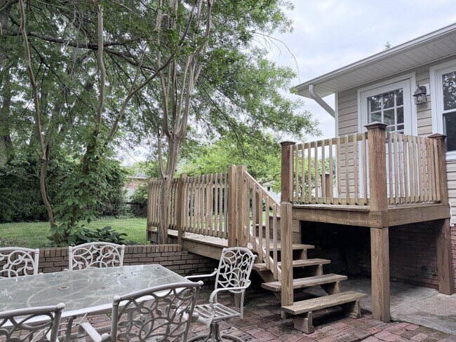 Building Photo - 725 Wildflower Ln