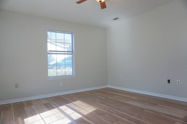 Building Photo - 6 Flora Cove