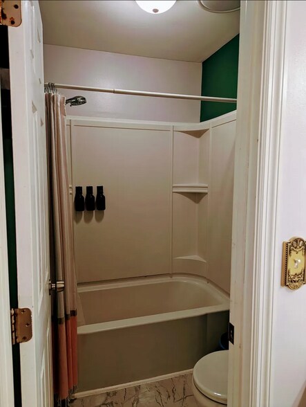 Bathtub in master bedroom - 6028 Dalton Rd