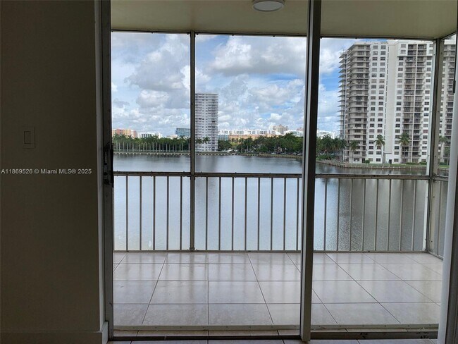 Building Photo - 2999 Point E Dr