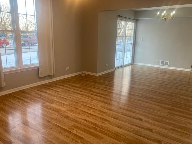 Building Photo - 1093 Symphony Dr