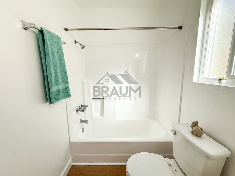 Building Photo - 13347 Victory Blvd