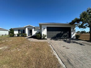 Building Photo - 3 bedroom/ 2 bath in NE Cape Coral- Gator CIrcle - Available Now