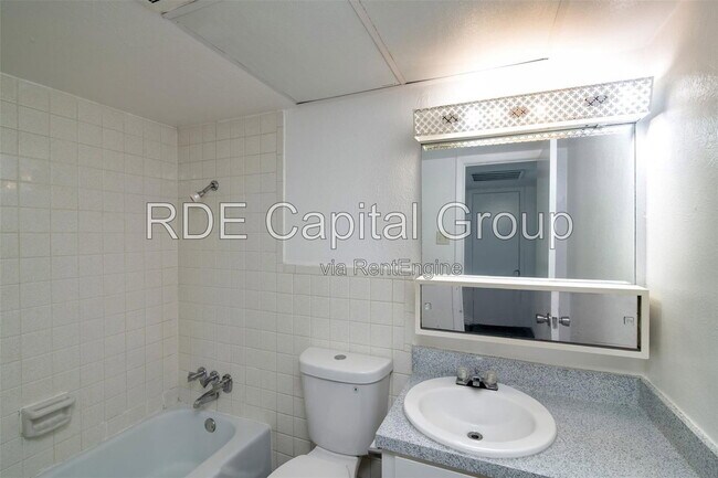 Building Photo - 7040 Glenview Dr
