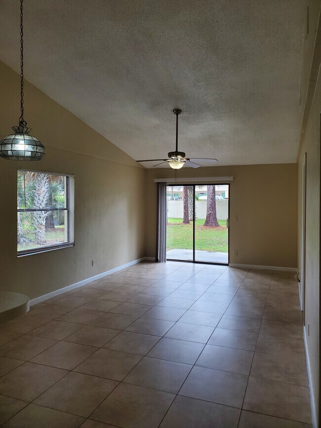 Building Photo - 836 Stonybrook Cir