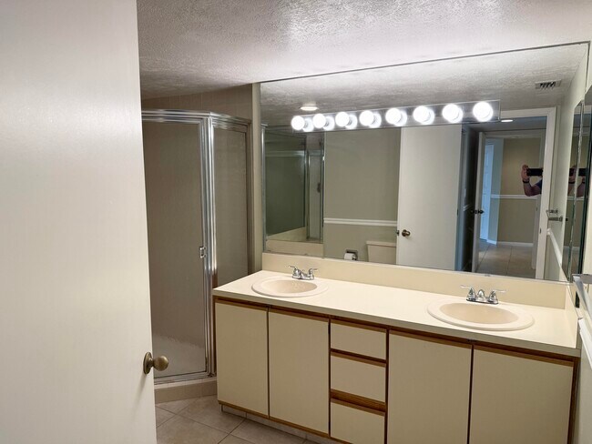 Building Photo - 104 Half Moon Cir