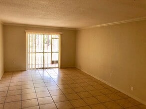 Building Photo - 936 La Costa Cir
