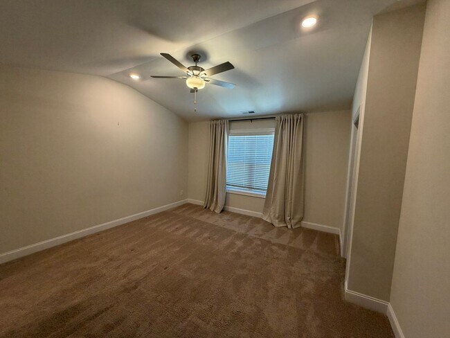 Building Photo - Spacious townhome in Riverwalk