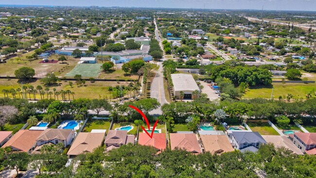 Building Photo - 1050 Delray Lakes Dr