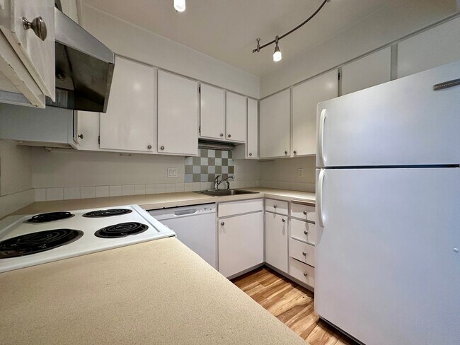 Building Photo - Charming 2-Bedroom Townhome in Sullivan's ...