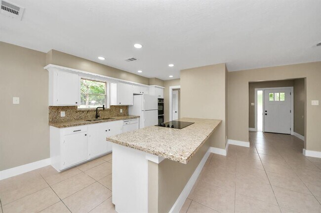 Building Photo - 11811 Campos Dr