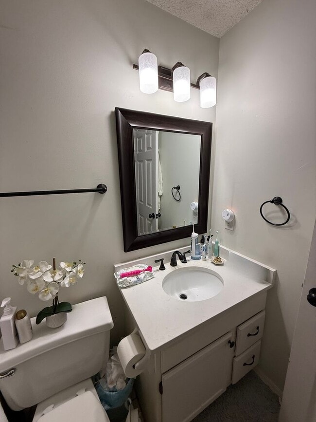 Building Photo - Updated 2 Bed, 2.5 Bath Apple Valley Townh...
