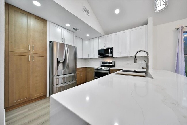 Building Photo - 35 Shallow Pond Pl
