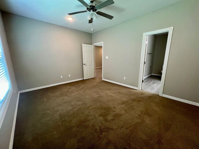 Building Photo - 9916 Landry Dr