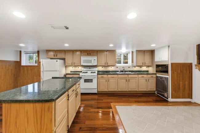 Building Photo - 4656 N Narragansett Ave