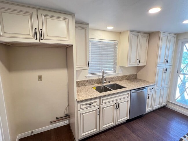 Building Photo - Adorable and Recently Upgraded 4 Bedroom P...