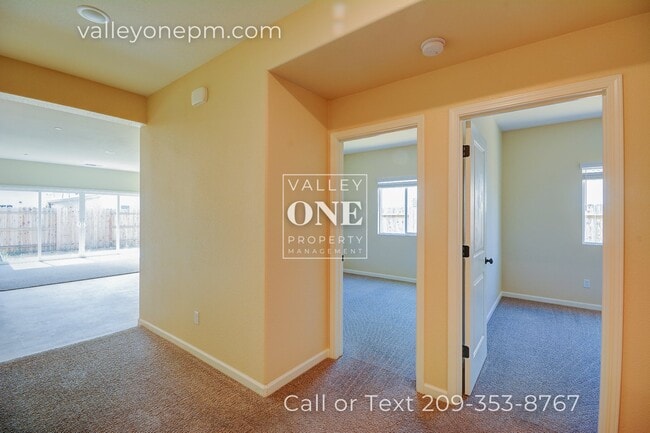 Building Photo - 637 Mansfield Dr