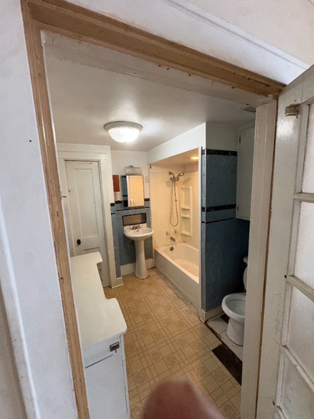 Building Photo - 204 Pekin Ave