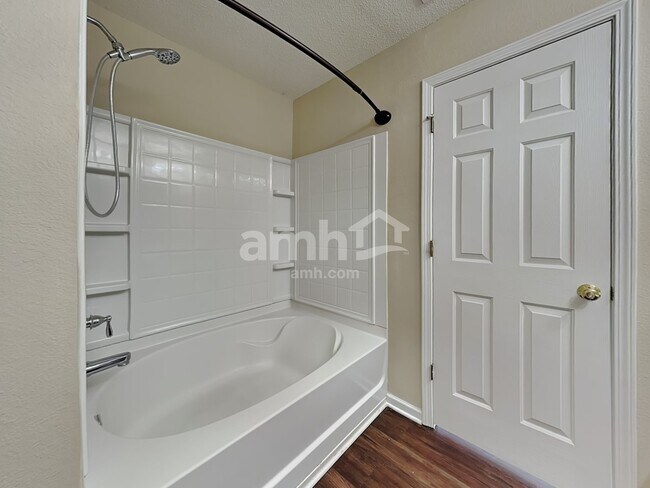 Building Photo - 221 Timberwood Dr