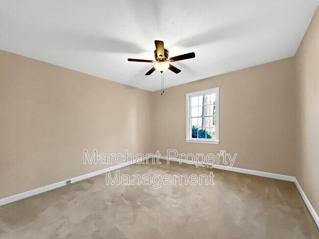 Building Photo - 100 Pine Wood Dr